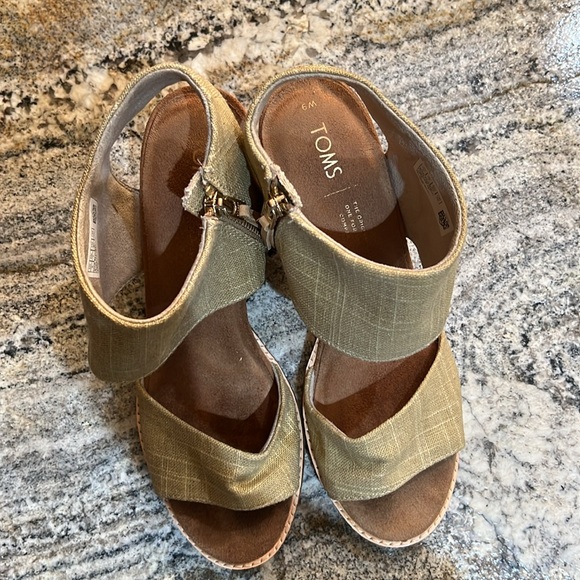 Tom’s shoes - Picture 2 of 7